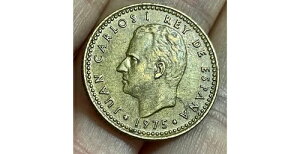 1975 �X�^�[��̃G���[�u78�v�B �uESPA?A1 Peseta�v�́uN�v�̏�ɂ��钷���`���_ - �t�A�� �J�����X 1 ��