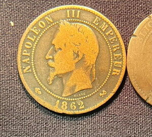 1862�N�t�����X�d��2���Z�b�g�A�f�B�N�X�E�T���`�[���A�ו��܂Ő��I�ɕ`���ꂽ�R�C��+1880�N�R�C��10������
