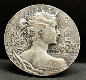 1930�N��t�����X��Rasumny�̃T�C������uDIANE�v�����Ɣ�������`�����A�[���k�[�{�[�f�U�C���I