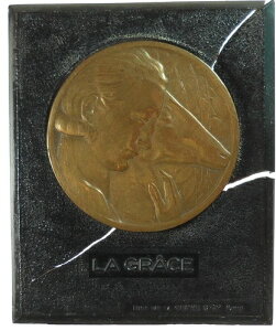 �A�[���f�R����GRACE�G���{�X���H�u�����Y55mm�A�f���m����A�x�[�N���C�g�w�i�Ƀ}�E���g