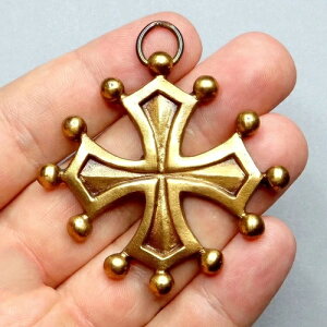 �I�N�V�^���N���X�A�I�N�V�^�j�A�B�A���e�B�[�N�̏@���I�ȃu�����Y�y���_���g�B�傫�ȕǂ̃��_���B