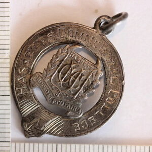 �n�Z�b�c���Ƒ�w 1925�N �V���o�[�t�H�u���_�� (Dan55/N135)