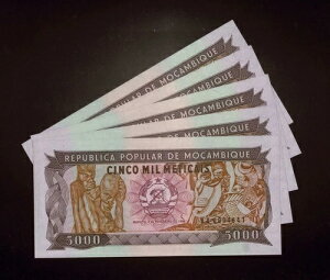 5 �V�[�P���V���� ���U���r�[�N 1988 5000 Meticais UNC |���� | 5 ���� (Bank11198)