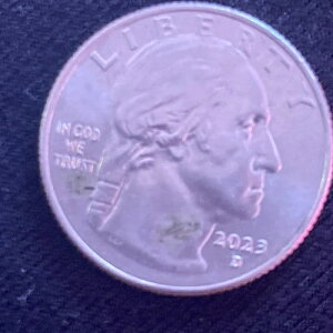 �󏭂ȃW���r�^�E�A�C�� 2023�N�N�H�[�^�[ P-�~���g�G���[�uIN COD WE TRUST�v�\��