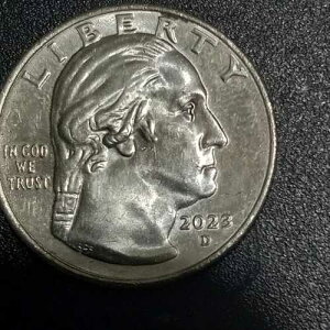 ���ɖʔ���2023�ND�W���r�^�E�C�_�[���N�H�[�^�[�G���[�R�C���uIN COD WE TRUST�v���A