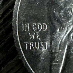�W���r�^�E�C�_�[�� 2023�N�N�H�[�^�[D�~���g�G���[�R�C���A�uIn Cod We Trust�v�́uBE�v�G���[