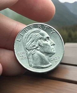 �x�b�V�[�E�R�[���}���E�~���g �G���[ 2023 P �N�H�[�^�[�A�uIn Cod We Trust�v