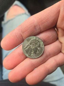�V�����G���[ - 2023 D - �W���r�^�E�C�_�[�������p�N�H�[�^�[�ɂ́uIN COD WE TRUST�v�ƋL�ڂ���Ă��܂�