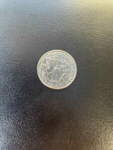 �Z���A�E�N���X 2024-D �f���o�[ �G���[�R�C�� �����ʕi �uIn Cod We Trust�v�f�U�C��