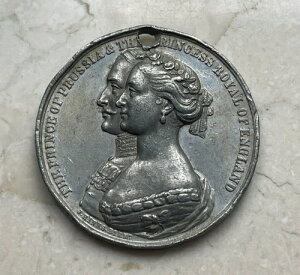 1858�N���s�̃t���f���b�N2���ƃ��B�N�g���A�����̌����L�O���_��