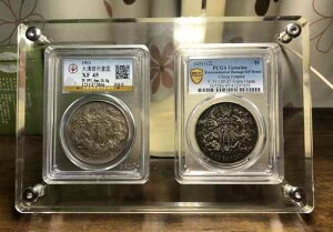 NGC/PCGS�z���_�[�p�X�^���h�t��2�O���b�h�N���X�^���A�N�����f�B�X�v���C�t���[��