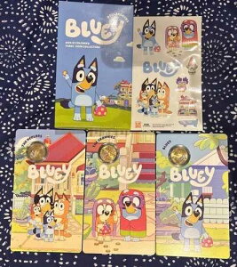 2024 BLUEY $1 �J���[ UNC 3���g�J�[�h����{�b�N�X�Z�b�g + �A�[�g/�X�e�b�J�[ ���A
