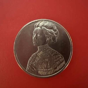 ERROR - 2023 D - �W���r�^�E�C�_�[�������p�N�H�[�^�[�ɂ́uIn Cod We Trust�v�Ə�����Ă��܂��B�N���X�}�[�N
