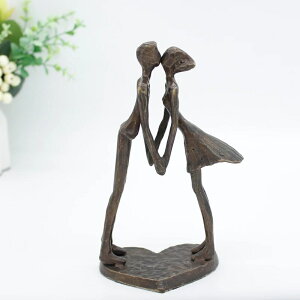 K[fjO S̃JbṽLX̑îj̑ȋH|io^Cf[LO Cast iron couple kissing ornaments wedding celebration ornaments home wedding decoration crafts