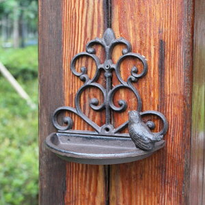 K[fjO ̉aS̈pa؂̏̔ǂɎtꂽ݂艺̒̑̎pF Bird feeder Cast iron drinking feeding Pot Bowl on tree Wall mounted hanging style garden decoration bird figure bro