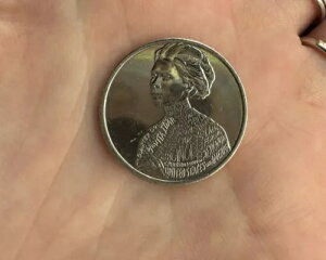 G[ - 2023 D - Wr^EC_̏nɁuIn Cod We Trustv̏\}[N\