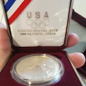 1988年米国造幣局発行、オリンピック記念銀貨、銀90%、鑑定書付き。オリジナルケース