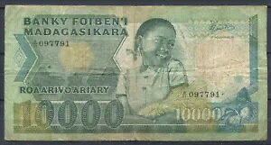 マダガスカル 1983-1987 ? P# 70b ? 10000 フラン (2000 アリアリ) ? F* (N-962)