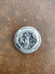 Mutiny Metals 海賊プリンセス - 手作業で注がれたシルバー地金 1 オンス ラウンド 0.999 fs