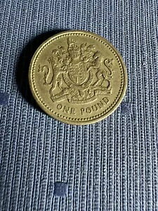 1983 年 1 ポンドのクイーン エリザベス 2 世コイン、上下逆の彫刻エラーあり aUNC