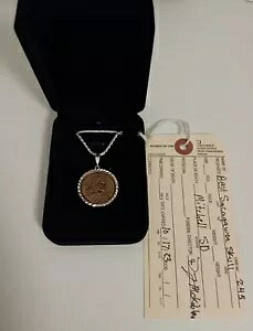 �X�^�[�����O�V���o�[�̃x�[���ƃ`�F�[���A�A�[�e�B�X�g�̒������{���ꂽSacagawea Hobo Dollar�t��