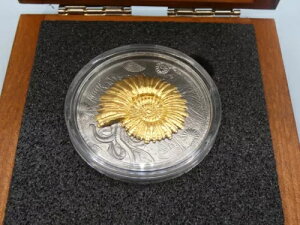2018 �j�E�G .999 �V���o�[ 2�I���X $2 �R�C�� - Ammonoidea - Evolution Of Earth - �{�b�N�X & COA