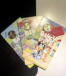 2024 Bluey Dollarbucks - �t�H���_�[�ƃX�e�b�J�[�Ȃ��� 3 �R�C���Z�b�g �V�i