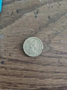 1983 1 ポンド コイン 1 枚 クイーン エリザベス 2 世 Royal Arms DECUS ET TUTAMEN 英国