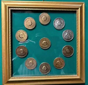 �I���W�i��AA�`�b�v11�B���ׂ�AA�̃��S�������Ă��܂��B 1�΂���50�΂܂ŁB�J�X�^���t���[���t���B���O���\