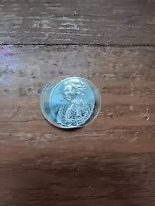 �V�����G���[ - 2023 D - Jovita Idar �̏��������N�H�[�^�[�ɁuIn Cod We Trust�v�Ə�����Ă��܂�