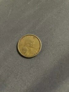 ���j�[�N�� 2000 �N�� 1 �h���d�݂��̔�����Ă��܂��B