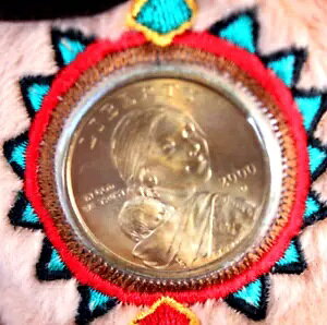 �����ʂ̃T�J�K�E�B�A�ƈЕ����X�̃S�[���f�� �_���[ 2000 D ���N�}�ɕ��󂳂�Ă��܂�