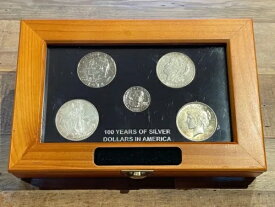 アメリカの100年銀貨コレクション - ディスプレイケースに入った5枚のコインセット。
