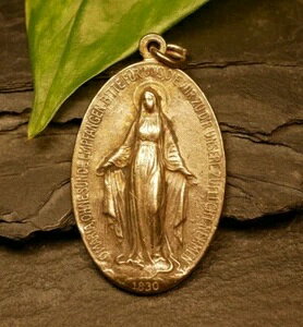 �V���o�[�g�[���y���_���g�����Ղ̃��_��1830�N�C�G�X�̑ȉ~�`�̃n�[�g -