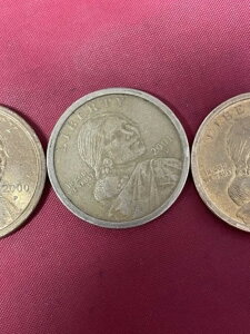 2000 P サカガウィア 1ドル硬貨 米国リバティ ゴールドカラー 流通