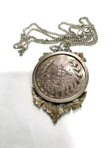 lbNX̃x[ɃVo[̃ug[NB\ʂCPA̍BʂGME̍B