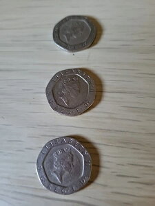 流通していたエリザベス2世女王の20ペンス銀貨3枚セット。