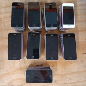 iPhone SE 87ZbgieXgAЂъȂj