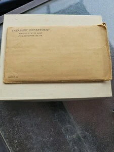 �č������ǔ��s�� 1957 �N�V���o�[ �v���[�t �Z�b�g�B�ʂ̎��ォ��� OGP �������R�C�� �Z�b�g�ł��B