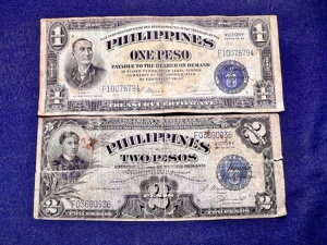 第二次世界大戦時のアメリカ、フィリピン勝利記念シリーズ66 1ペソおよび2ペソ銀貨証明書/紙幣2枚