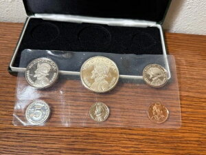 1974N pi} v[tZbg AJOǔs