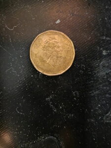 希少な1985年製、上下逆エッジエラーのエリザベス2世記念1ポンド硬貨