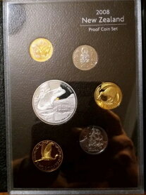 2008年ニュージーランド・プルーフセット（5ドル銀貨ハミルトンのフロッグ付き）。非常に美しい。