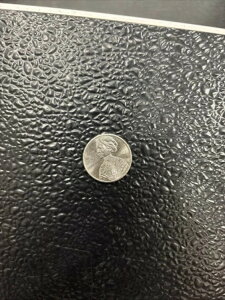 2023�N�W�����B�^�E�C�_�[���̊󏭂ȃN�H�[�^�[�d�݁B�uIn Cod We Trust�v�̖������܂�Ă���B