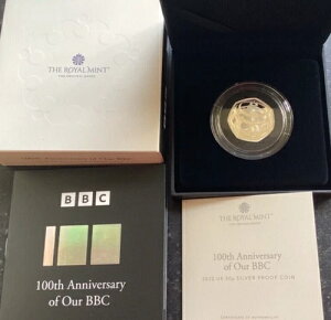 * 2022 年限定版、BBC 100 周年記念、SilverProof 50 ペンス硬貨。