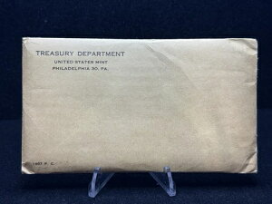 1957�N�č��v���[�t�Z�b�g�B�R�C���͖��J���E�������̕����ɓ����Ă��܂��B