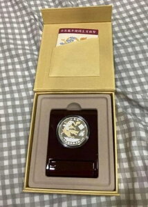希少な2012年1オンス台湾旧正月龍銀貨(スタンド付き箱入り)
