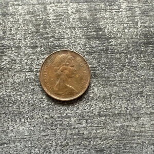 p 2 j[yX 1975N GUxX2 Oݕ Ɋ