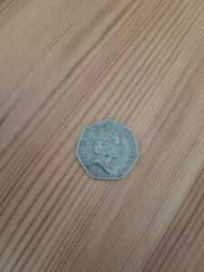 ������ 50 �y���X�d�� (1997 �N)�B�R�C���̗��ʂɃG���U�x�X������ 2 �Ԗڂ̏ё����`����Ă��܂��B