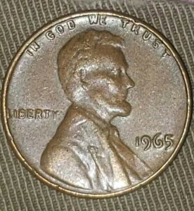 1965 NA~g}[NȂ̃yj[BRC̒[ɁuLviberty ƁuWe trustv̒G[܂B